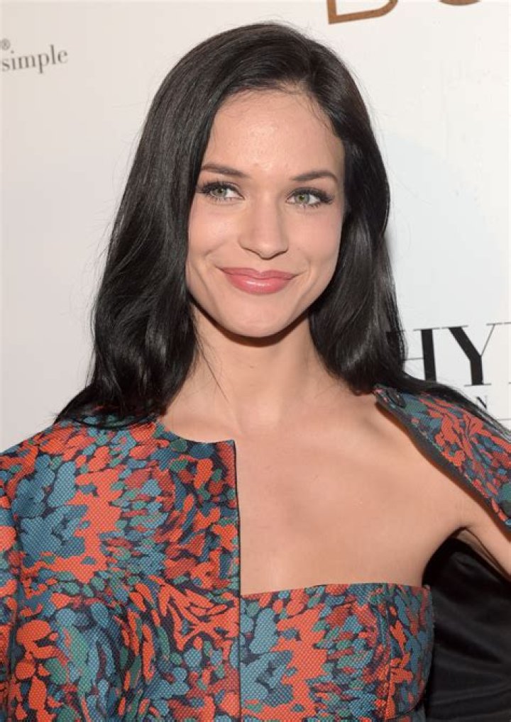 Alexis Knapp – Height, Weight, Bra Size, Measurements & Bio