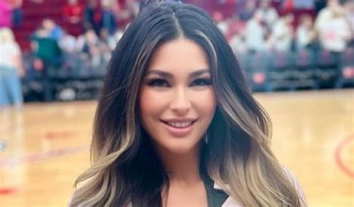 Amazing Race Star Elissa Slater in Workout Gear Says "I Love Inversions"