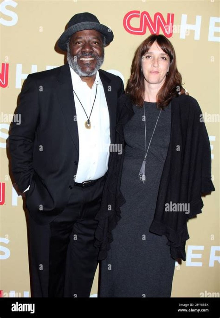 Donald Faison: Wife, net worth, tattoos, smoking & body facts