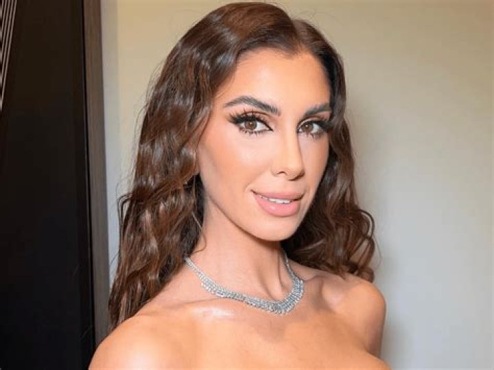 Emilia Bechrakis Serhant in Bathing Suit is "Wow" — Celebwell