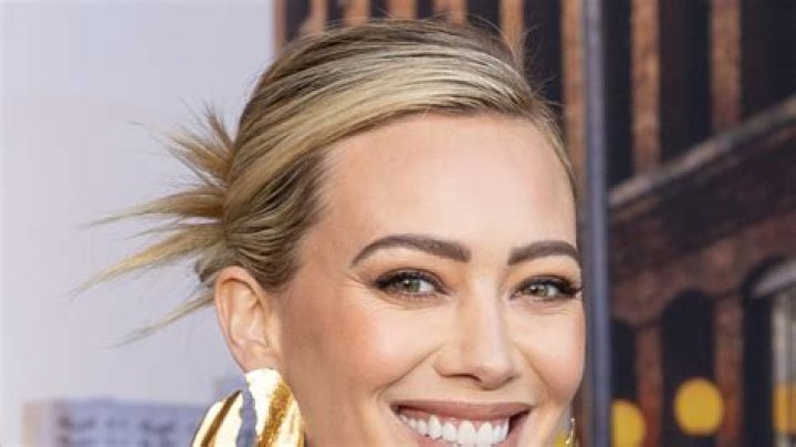 Hilary Duff in Bathing Suit Says Hi From the Beach — Celebwell