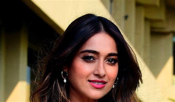 Ileana D’Cruz in Bathing Suit Says “Peace” — Celebwell