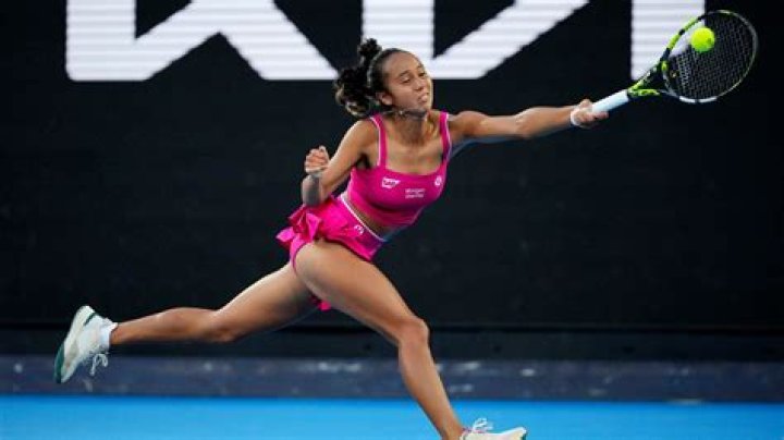 Leylah Fernandez In Workout Gear Plays Tennis On the Sand