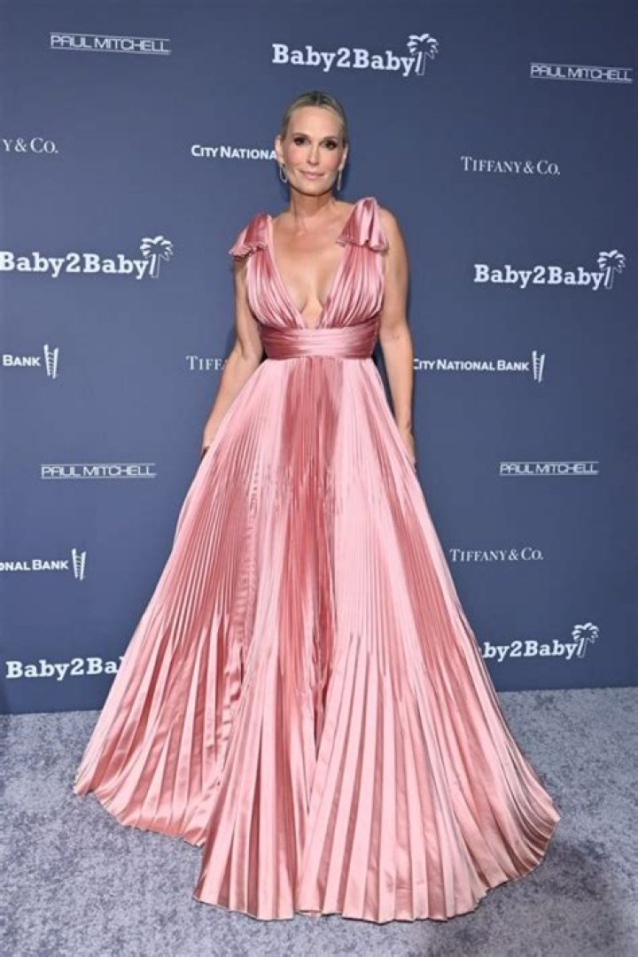 Molly Sims in Bathing Suit Says "I Miss Vail" — Celebwell