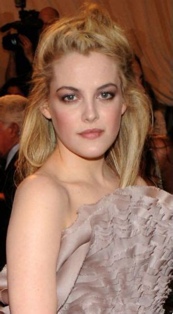 Riley Keough Bra Size, Age, Weight, Height, Measurements